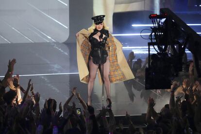 Madonna, embutida en un corsé de cuero negro y gorra de plato, rindió homenaje a MTV, que cumple 40 años, al recordar su llegada a Nueva York y cómo su carrera surgió a la par que la cadena musical.