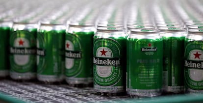 Latas de cerveza Heineken.