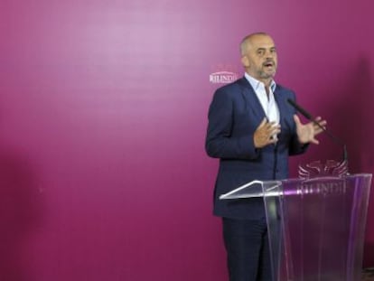 El líder del Partido Socialista, Edi Rama, en su primera aparición pública tras las elecciones.