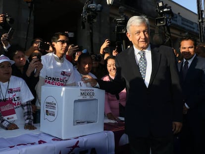 López Obrador participa en la consulta sobre el aeropuerto de México.