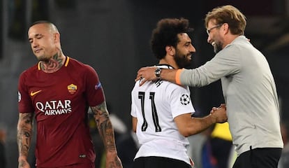 Klopp comemora classificação com Salah enquanto Nainggolan, autor de dois gols, lamenta.