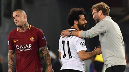 Klopp comemora classificação com Salah enquanto Nainggolan, autor de dois gols, lamenta.