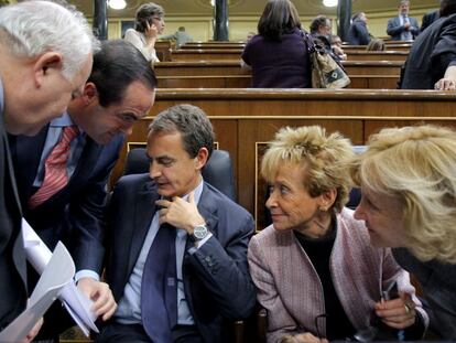 Zapatero conversa ayer con el presidente del Congreso, el ministro de Exteriores y las dos vicepresidentas del Gobierno.