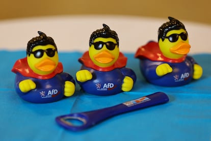 Patos de goma con el logo de AfD en el Parlamento federal de Wiesbaden, el pasado 8 de octubre.