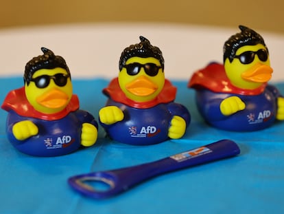 Patos de goma con el logo de AfD en el Parlamento federal de Wiesbaden, el pasado 8 de octubre.