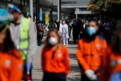 Personal sanitario durante el acto de cierre del hospital de campa?a del recinto ferial de Ifema, este viernes.