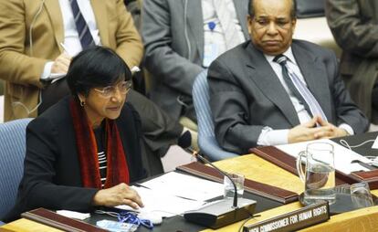 La Alta comisionada para los Derechos Humanos de la ONU, Navi Pillay, y el representante libio, Abdurrahman Mohamed Shalgham, el miércoles en Nueva York.