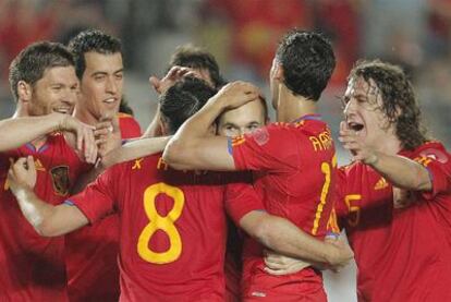 Los jugadores españoles celebran el primer gol.