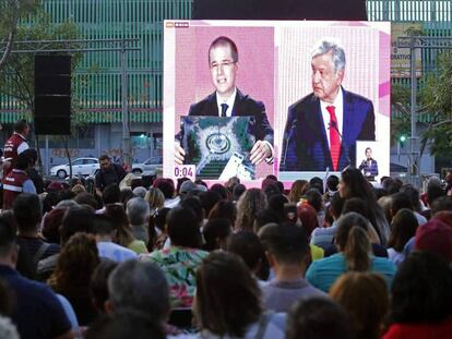 Un grupo de personas sigue el debate en Guadalajara (Jalisco).