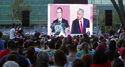 Un grupo de personas sigue el debate en Guadalajara (Jalisco).