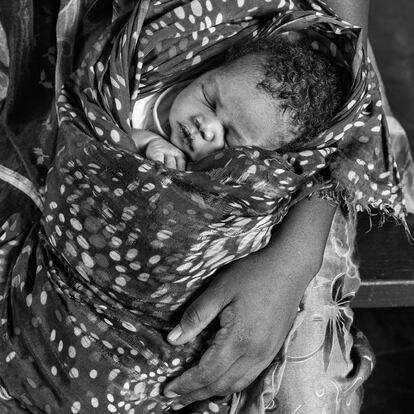 Cada vez más mujeres en Senegal deciden cuántos hijos tener y lo llevan a cabo adoptando algún método anticonceptivo sin que los hombres se opongan a ello. En la imagen, un bebé recién nacido en el hospital Rey Balduino de Dakar, la capital.
