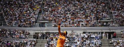 Nadal sirve durante el partido contra Fognini en el Foro Itálico de Roma.