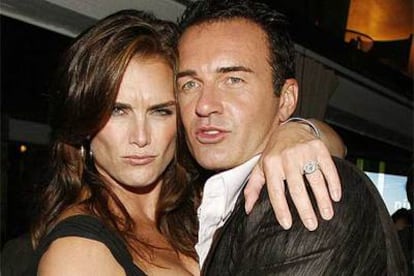 El actor Julian McMahon, junto a Brooke Shields.