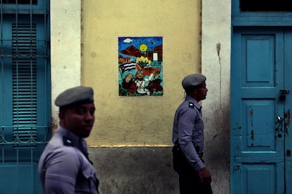Dos policías cubanos en La Habana, Cuba, en una fotografía de archivo de 2015.