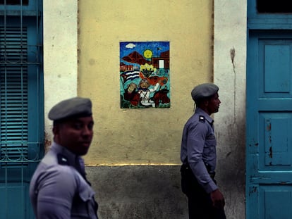 Dos policías cubanos en La Habana, Cuba, en una fotografía de archivo de 2015.