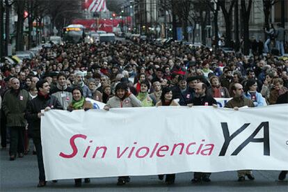 Los participantes de la manifestación de Gesto, ayer, por la Gran Vía de Bilbao.