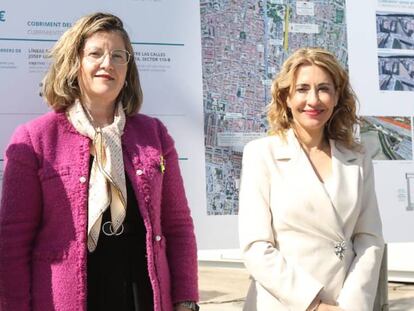 La presidenta de Adif, Marisa Domínguez, con la ministra de Transportes, Raquel Sánchez, durante la visita a una obra.