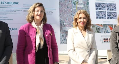 La presidenta de Adif, Marisa Domínguez, con la ministra de Transportes, Raquel Sánchez, durante la visita a una obra.