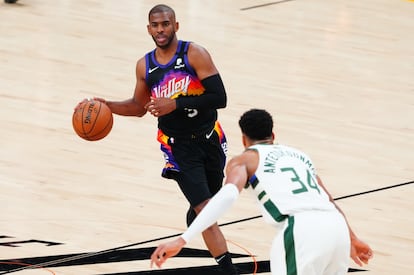 Chris Paul conduce el balón frente a Giannis Antetokounmpo.