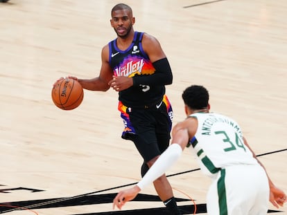 Chris Paul conduce el balón frente a Giannis Antetokounmpo.