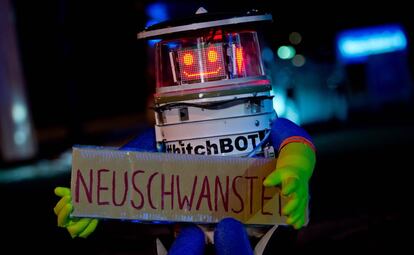 El robot hitchBOT haciendo autostop hacia Neuschwanstein (Baviera) en Munich en 2014