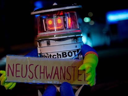 El robot hitchBOT haciendo autostop hacia Neuschwanstein (Baviera) en Munich en 2014