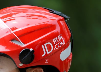 El ogotipo de JD.com en el casco de un repartidor en Pekín, China,