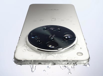 Teléfono OPPO Find X8 Ultra mojado