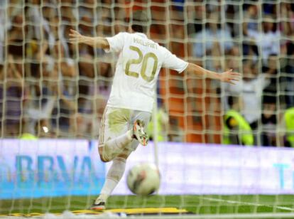 Higuaín celebra uno de sus tres tantos ante el Betis, el pasado sábado en el Bernabéu.