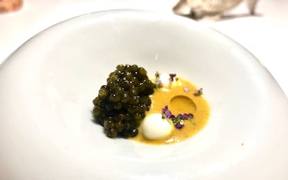 Un plato de caviar en el restaurante DiverXo.