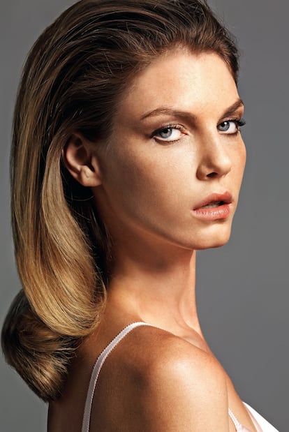 Angela Lindvall, con un peinado con ondas amplias, al estilo años cincuenta. La sombra de 'Mad Men' se alarga más allá de las pasarelas.