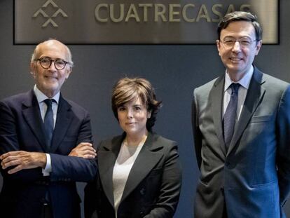 Rafael Fontana, presidente de Cuatrecasas; Soraya Sáenz de Santamaría, socia, y Jorge Badía, director general