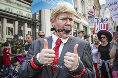 Un manifestante caricaturiza a Trump durante las marchas en contra de su visita, en Londres.