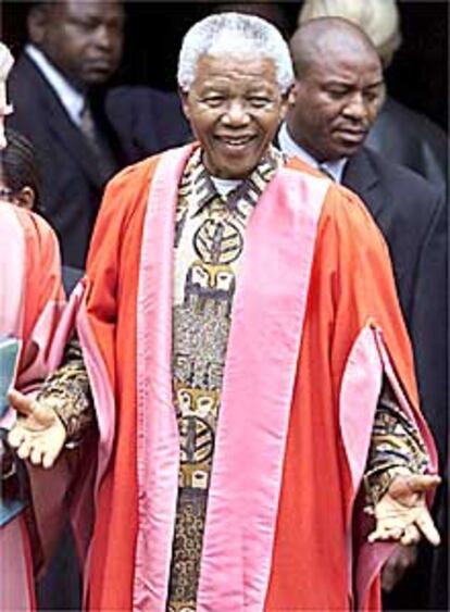 El ex presidente surafricano Nelson Mandela sonríe antes de la ceremonia en la que se le nombró doctor <b></b><i>honoris causa.</i>