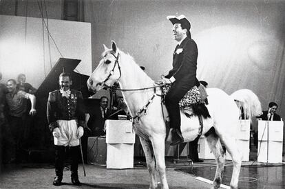 Silvio Santos monta un caballo durante uno de sus programas en la década de los sesenta.