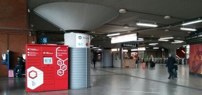 Una taquilla automatizada de My Pick box en una estaci&oacute;n de Renfe en Madrid.