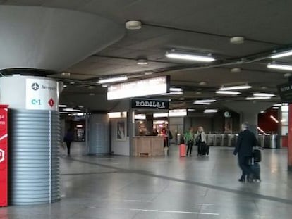 Una taquilla automatizada de My Pick box en una estaci&oacute;n de Renfe en Madrid.