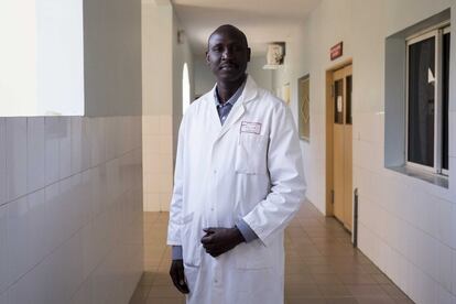 El doctor y jefe de Ginecología del Hospital de la Paz de Ziguinchor, Serigne Modou Kane Gueye.