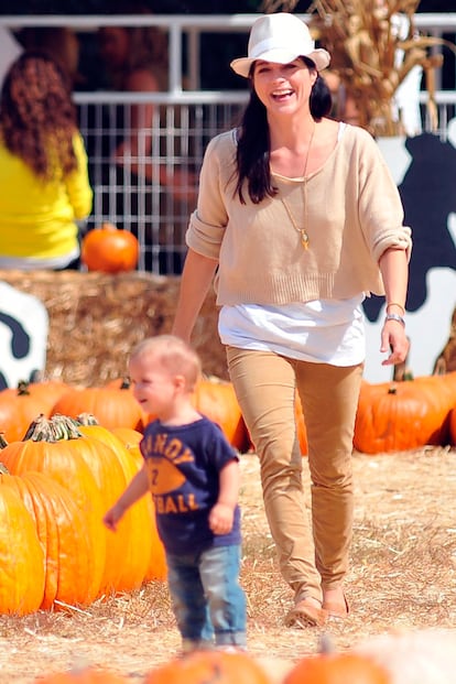 Para la ocasión Selma Blair elige un look en tonos ocre y sombrero de ala.