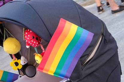 Una familia empuja un carrito de bebé durante las celebraciones del Orgullo en Roma, el 10 de junio.