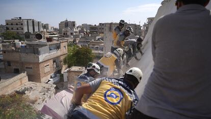 Miembros de los equipos de rescate buscan posibles víctimas tras un ataque del ejército sirio en la zona rebelde de Idlib, el 8 de octubre.