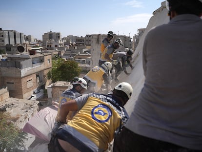 Miembros de los equipos de rescate buscan posibles víctimas tras un ataque del ejército sirio en la zona rebelde de Idlib, el 8 de octubre.