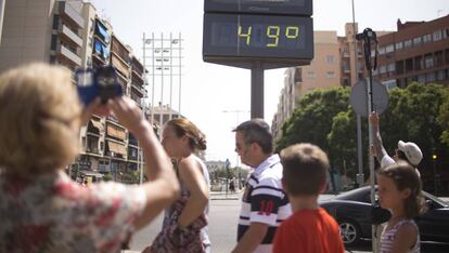 Un termómetro, el pasado agosto en la plaza de Armas, en Sevilla.
