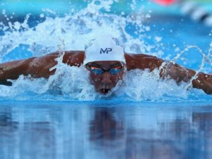 Michael Phelps en los 100 mariposa del campeonato de EE UU.