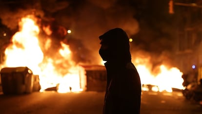 Manifestante em Barcelona durante protesto contra a prisão do rapper Pablo Hasél.