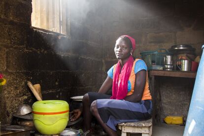 Con 12 años, la aldea de Halima Hauwa fue atacada y ella tuvo que pasar un año viviendo en las montañas. Después pasó otros doce meses en un pueblo de la frontera con Camerún, pero un nuevo ataque le hizo huir de nuevo al país vecino.
