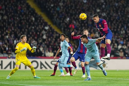 Vitor Roque anota su primer gol como jugador del FC Barcelona.