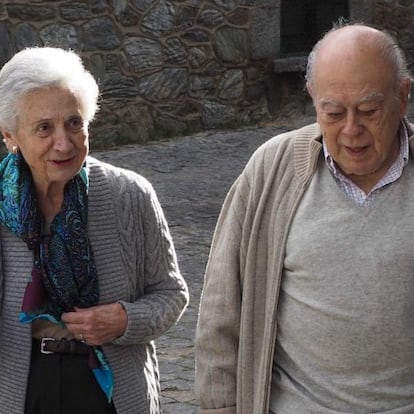Marta Ferrusola, paseando con su marido, Jordi Pujol, en una imagen de archivo.