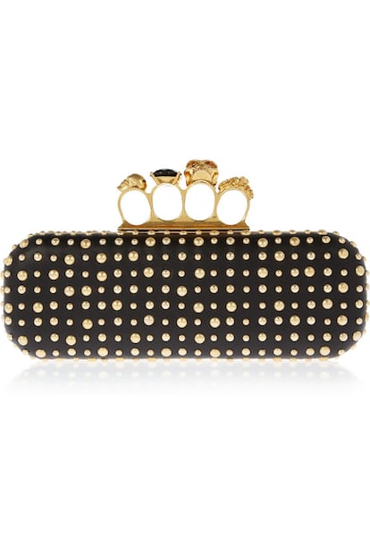 Este clutch es todo un clásico de Alexander McQueen (1.495 euros). Lo mejor es que no necesitas llevar anillos, ya vienen incorporados.