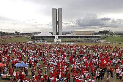 Manifestantes do MST em frente ao Congresso Nacional brasileiro.